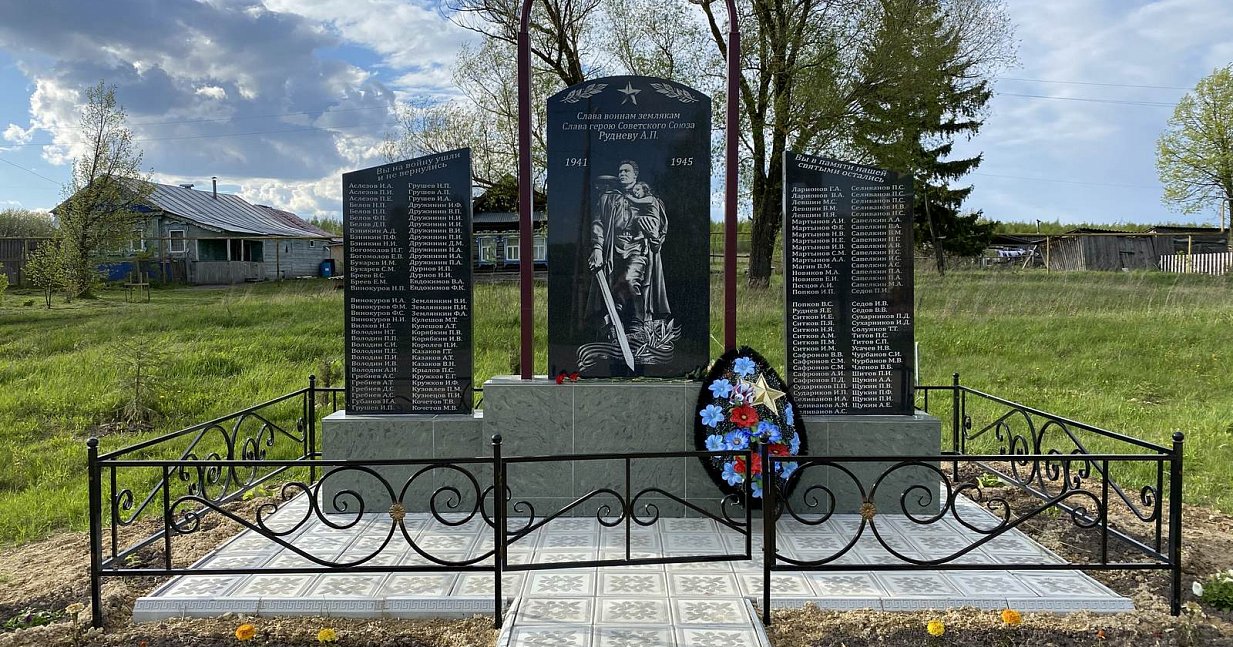 Торжественное возложение цветов к памятнику воинам, погибшим в Великой Отечественной войне, заместителя директора Приволжского филиала ФГБУК АУИПИК.