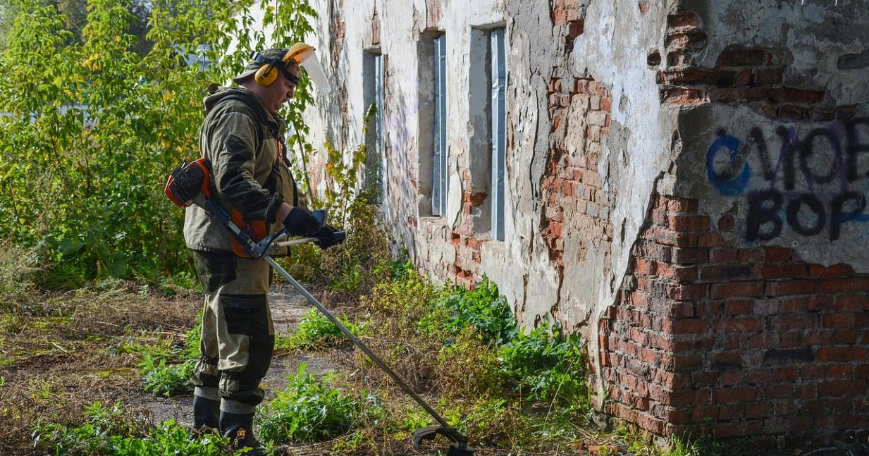 Субботник прошел в «Комплексе «Зимин двор»