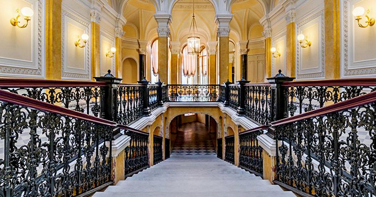Сверкая мрамором янтарным