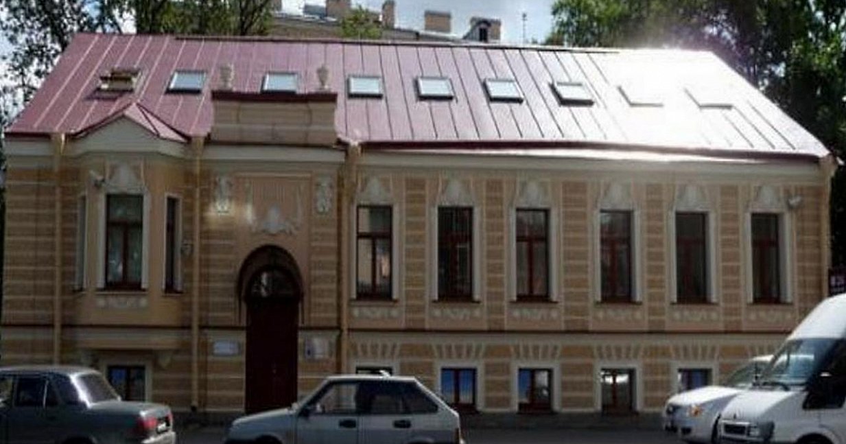Суд заставил петербургские компании отремонтировать здания, которые они изуродовали решетками и стеклопакетами