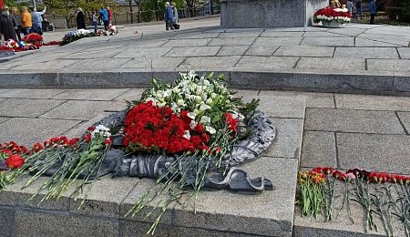 В Калининграде почтили память героев, погибших в Великой Отечественной Войне 1941-1945 годов. На Мемориале 1200 Гвардейцам сотрудники  филиала по Северо-Западному федеральному округу Агенства возложили памятные венки