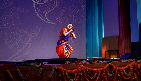 Впервые на сцене Кировского Центра культуры и творчества  ФГБУК АУИПИК представили индийский классический танец