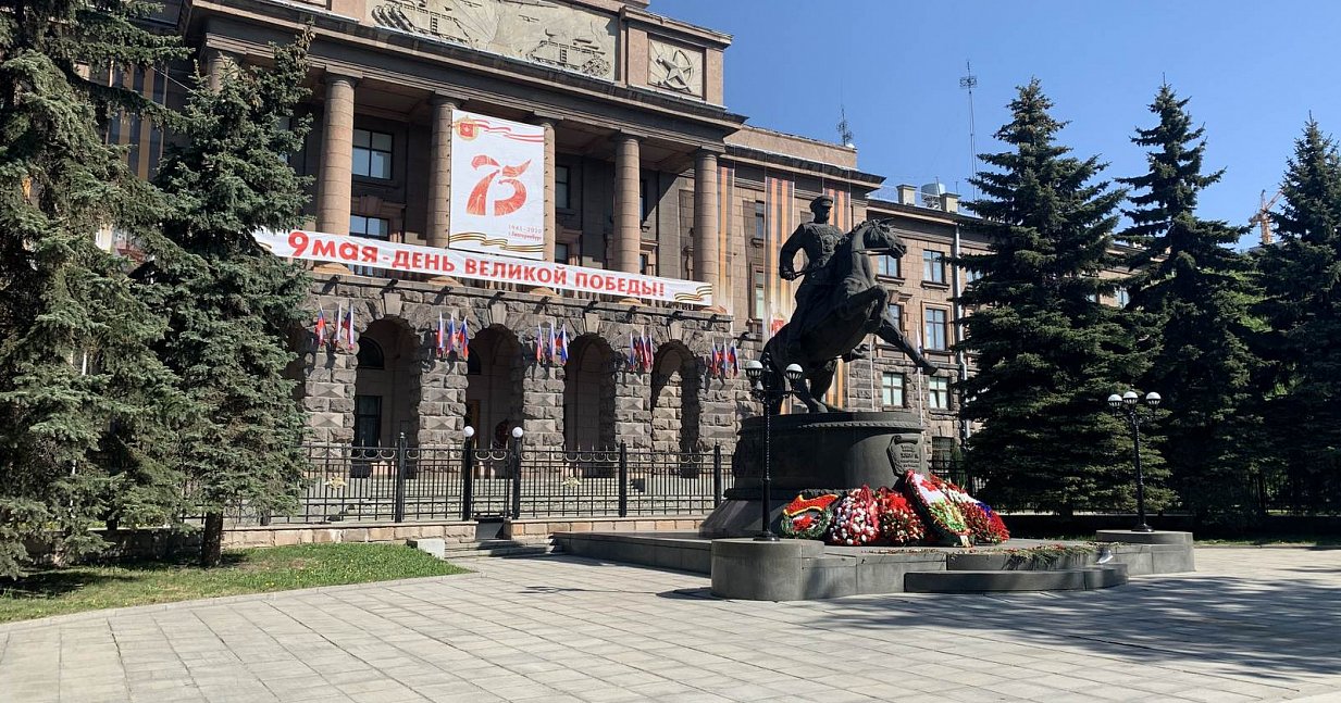Возложение цветов к монументу легендарного полководца Георгия Жукова у штаба Центрального военного округа