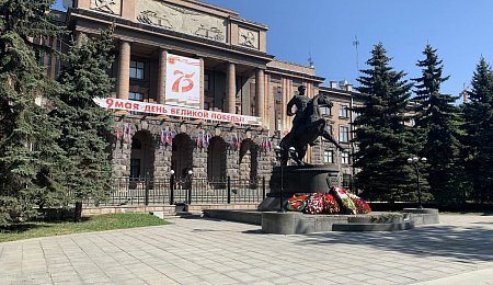 Возложение цветов к монументу легендарного полководца Георгия Жукова у штаба Центрального военного округа