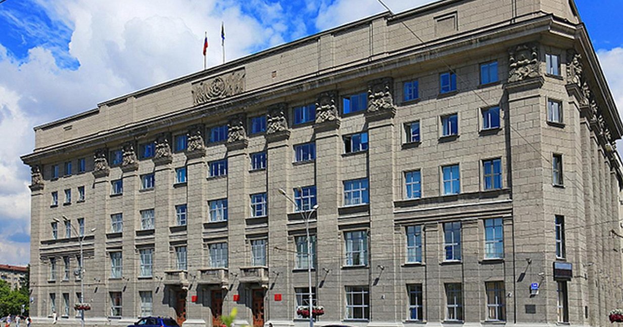 Южный фасад мэрии Новосибирска отремонтируют до 10 августа