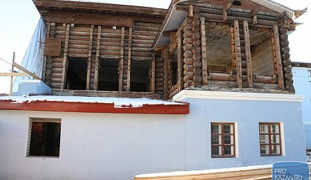 Кукольный домик: у старинного дома-афиши в центре Казани появились крыша и новый цвет