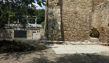 Башня Константина разрушается в Феодосии