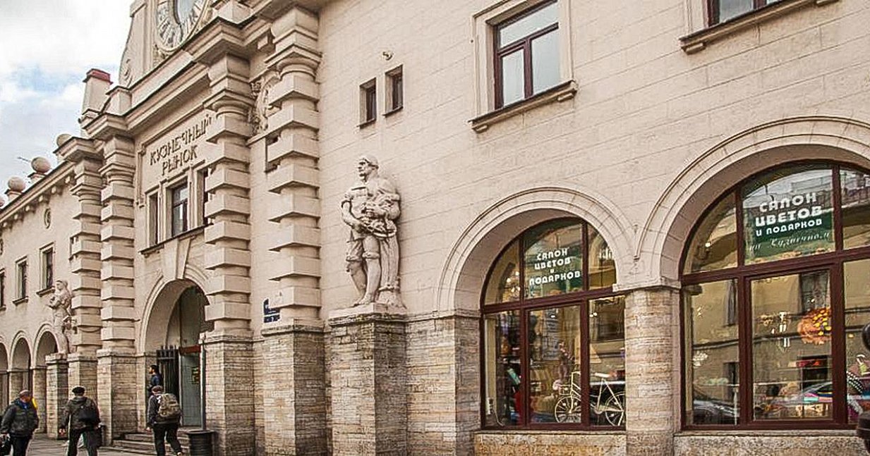 Скульптуры на фасаде Кузнечного рынка впервые укрыли на зиму