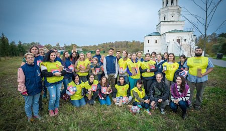 В УСАДЬБЕ СЕННИЦЫ ВОЛОНТЕРЫ КУЛЬТУРЫ ПРОВЕЛИ СУББОТНИК ПРИ ПОДДЕРЖКЕ ФГБУК АУИПИК