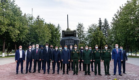 Проведение торжественной церемонии открытия памятной мемориальной доски работникам Центральной лаборатории Уральского завода тяжелого машиностроения.